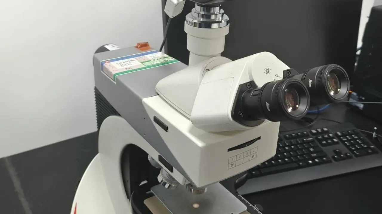 microscopio metalográfico
